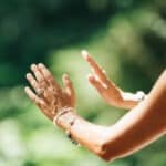 Magnétiseur : don, charlatanisme ou vraie thérapie ? On fait le point.