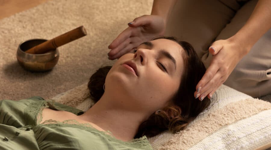 Reiki : qu&rsquo;est-ce que c&rsquo;est et que ressent-on vraiment pendant une séance ?