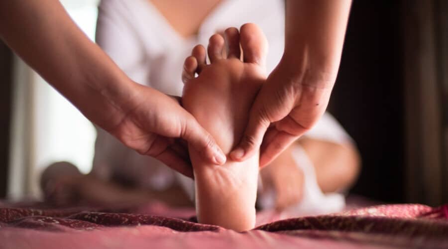 La carte des pieds en réflexologie plantaire : à quels organes correspondent les zones ?